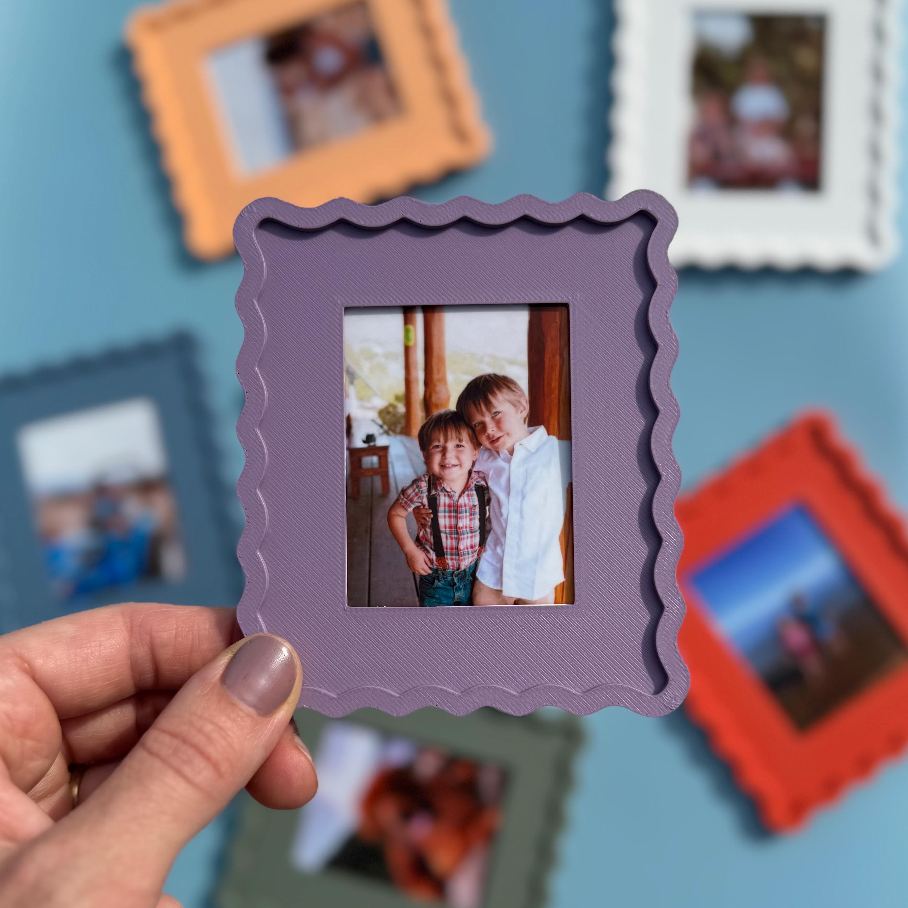 The Wavy - Magnetic Picture Frame Set