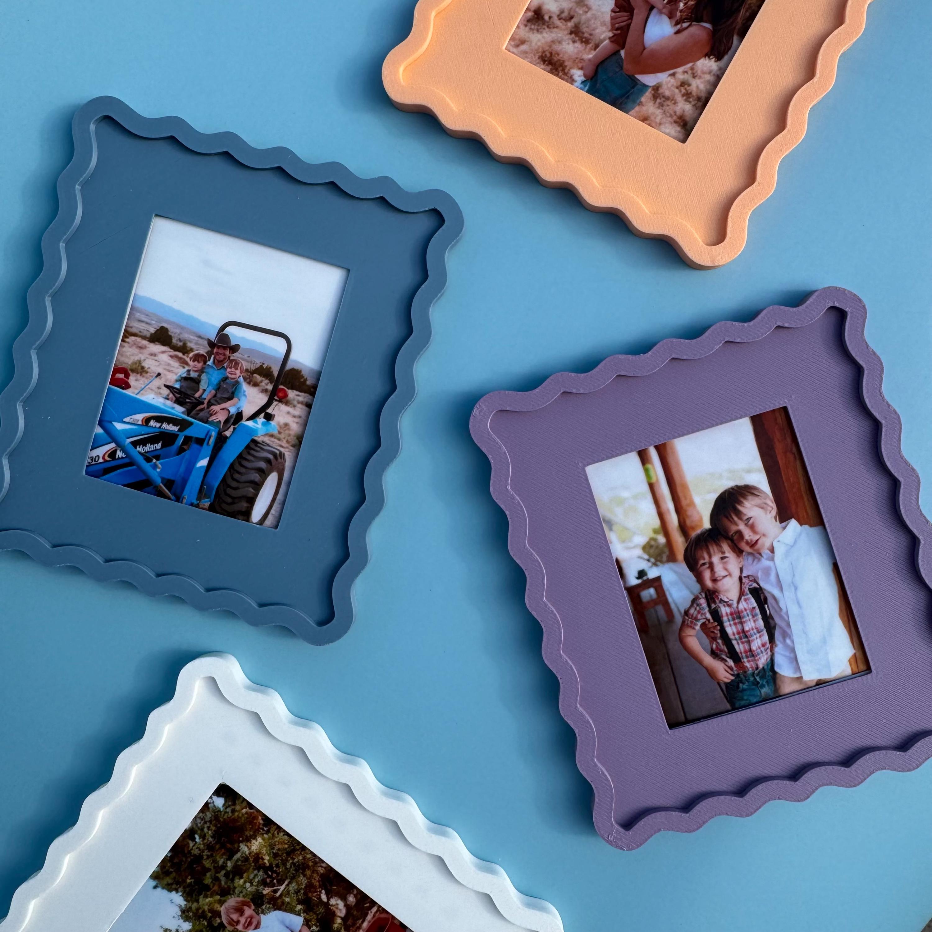 The Wavy - Magnetic Picture Frame Set