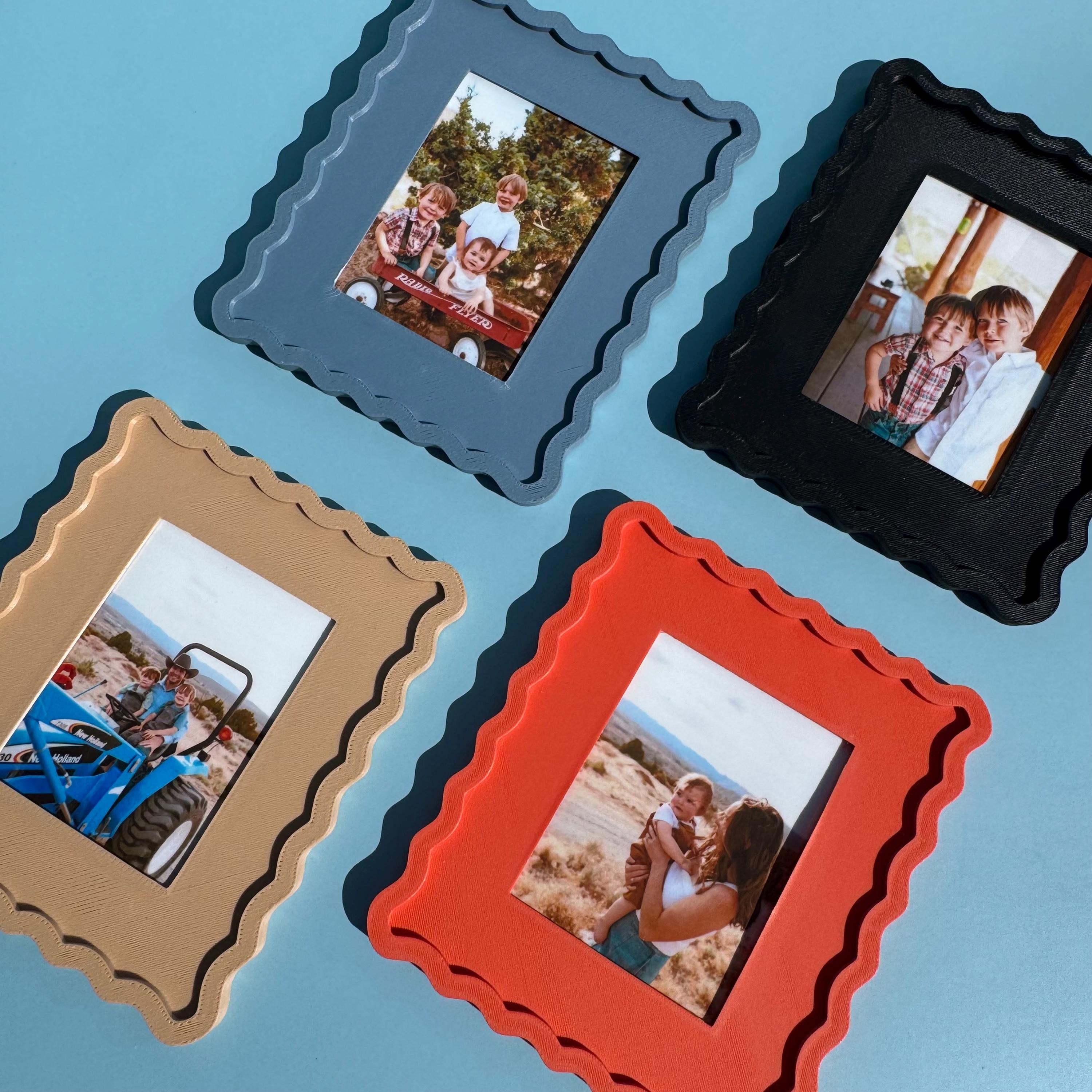 The Wavy - Magnetic Picture Frame Set